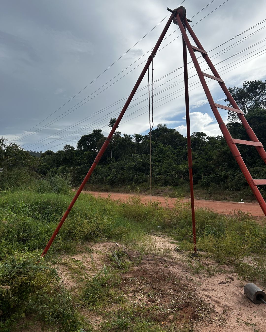 Tripé de sondagem SPT montado no terreno