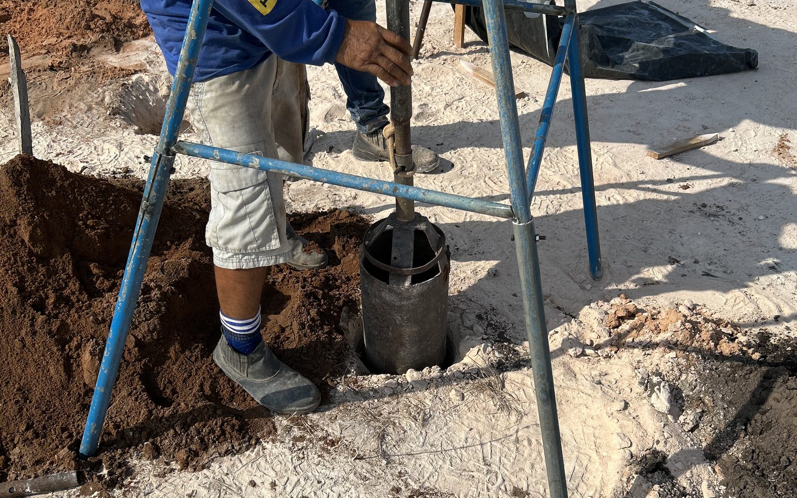 Estaca escavada a trado, com o tripé de apoio