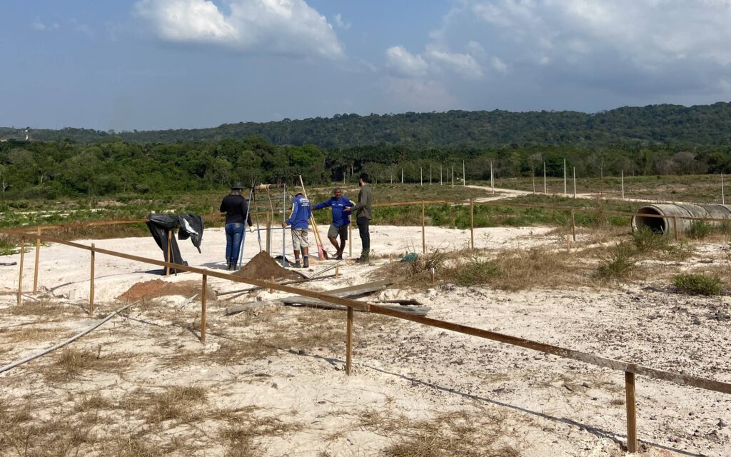 Gabarito de locação de estacas em obra da LS